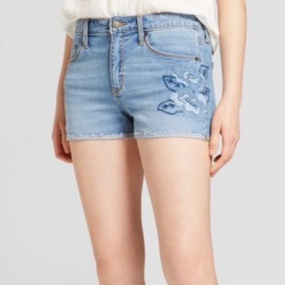 ✨ MOVING SALE 5/$25 ✨ Floral Embroidered Shorts